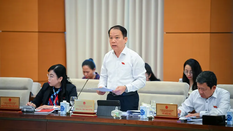 Chủ nhiệm Ủy ban Pháp luật Hoàng Thanh Tùng - Phó Trưởng đoàn Thường trực Đoàn giám sát báo cáo tại phiên họp. Ảnh: VIẾT CHUNG