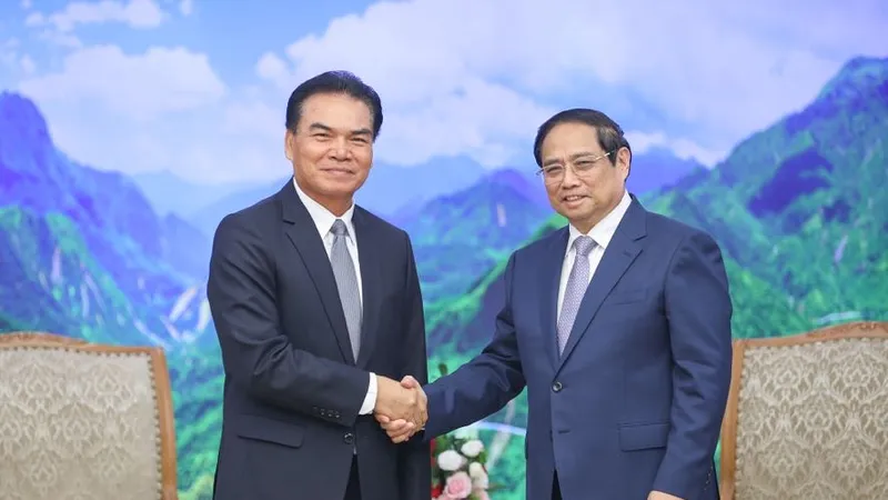 Thủ tướng Phạm Minh Chính và Bộ trưởng Bộ Kế hoạch và Đầu tư Lào, Chủ tịch Ủy ban hợp tác Lào - Việt Nam Phet Phomphiphak. Ảnh: VIẾT CHUNG