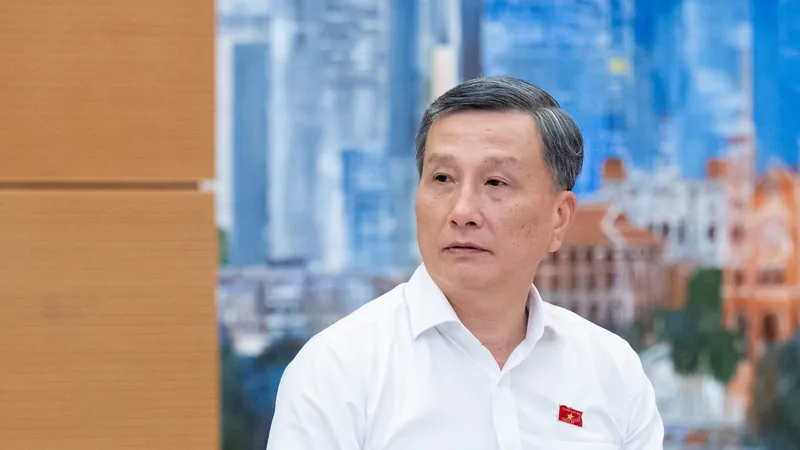 Chủ nhiệm Ủy ban Khoa học, Công nghệ và Môi trường Lê Quang Huy trình bày báo cáo thẩm tra