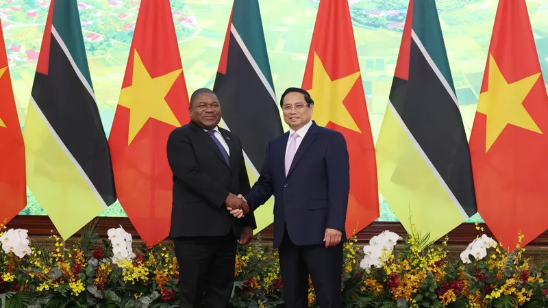 Thủ tướng Phạm Minh Chính hội kiến Tổng thống Mozambique Filipe Jacinto Nyusi, chiều 9-9. Ảnh: QUANG PHÚC