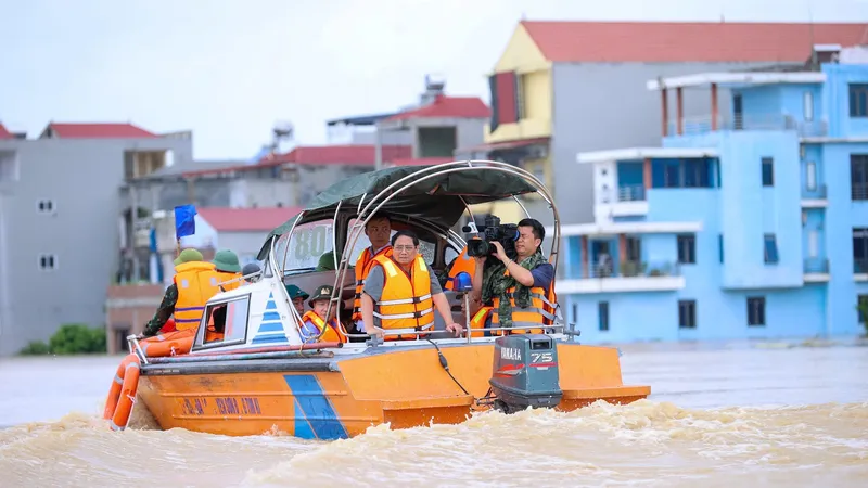 Thủ tướng Phạm Minh Chính đến kiểm tra, thị sát, thăm hỏi động viên nhân dân và lực lượng tham gia ứng phó, cứu nạn, cứu hộ tại thị xã Việt Yên, tỉnh Bắc Giang, sáng 10-9. Ảnh: VIẾT CHUNG