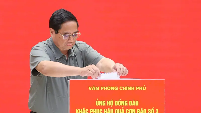 Thủ tướng cùng cán bộ, công chức Văn phòng Chính phủ ủng hộ đồng bào khắc phục hậu quả bão số 3