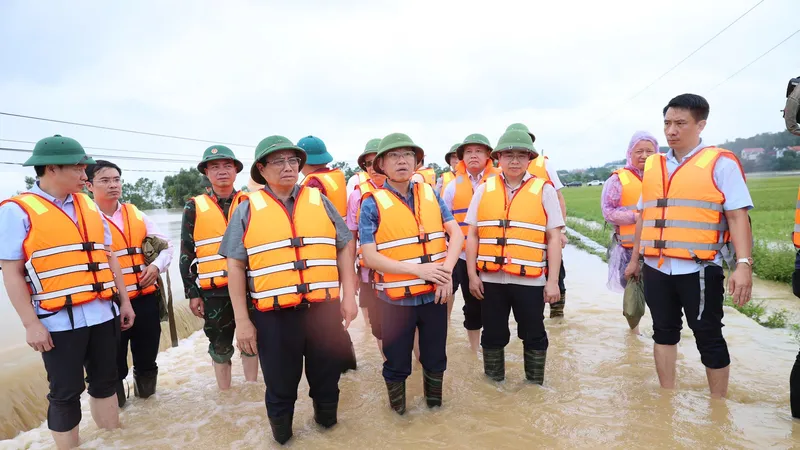 Thủ tướng Phạm Minh Chính thị sát vùng lũ Bắc Giang sáng 10-9. Ảnh: VIẾT CHUNG