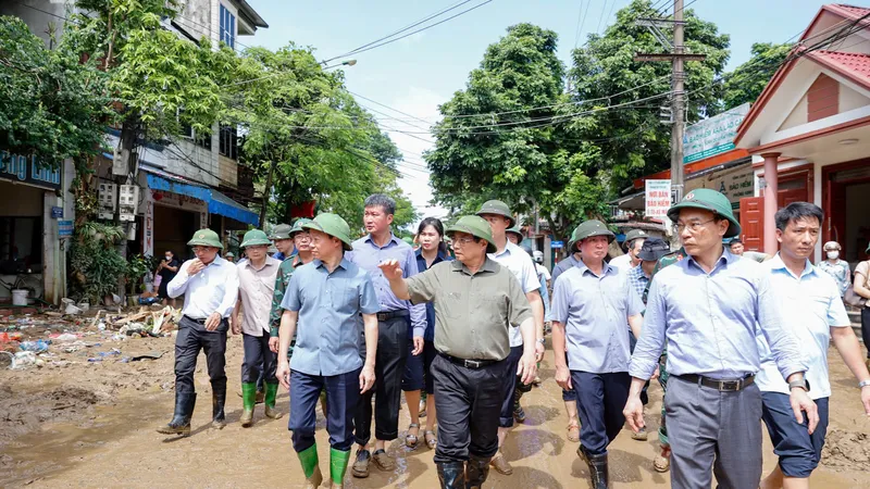 Thủ tướng kiểm tra thực tế và chỉ đạo công tác khắc phục hậu quả bão lũ ở Yên Bái