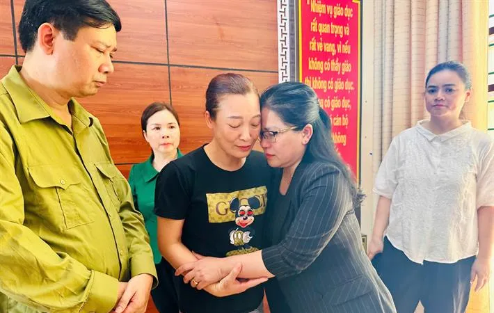 Thứ trưởng Bộ GD-ĐT Nguyễn Thị Kim Chi chia sẻ mất mát với cô giáo Trường Mầm non Phúc Khánh - nơi có hàng chục trẻ mầm non thôn Làng Nủ thiệt mạng