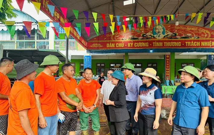 Thứ trưởng Bộ GD-ĐT Nguyễn Thị Kim Chi cảm ơn những người dân từ Vĩnh Phúc lên hỗ trợ khắc phục hậu quả mưa lũ tại Trường Mầm non Hoa Lan, Yên Bái