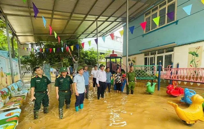 Lãnh đạo Sở GD-ĐT Cao Bằng đến thăm hỏi và chỉ đạo công tác khắc phục hậu quả bão lũ tại trường học