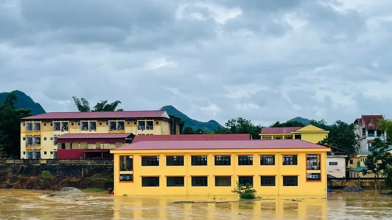 Nhiều nơi ở vùng bão lũ vẫn chưa thể tổ chức dạy học 