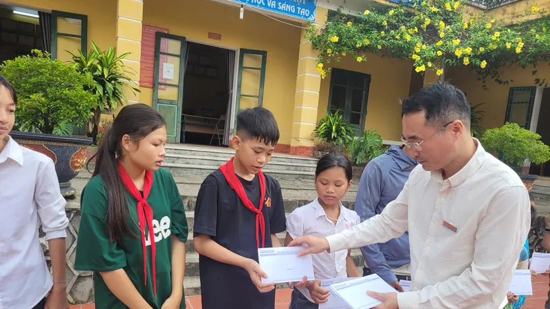 Báo SGGP trao cứu trợ của bạn đọc đến các trường học ở Lào Cai, Yên Bái 