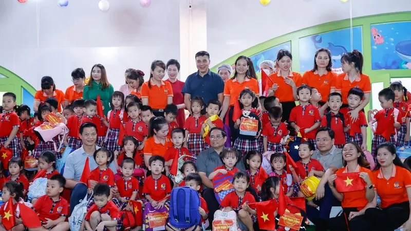 Thủ tướng chụp ảnh lưu niệm tại trường mầm non trong khu nhà ở xã hội Thống Nhất tại phường Võ Cường, thành phố Bắc Ninh