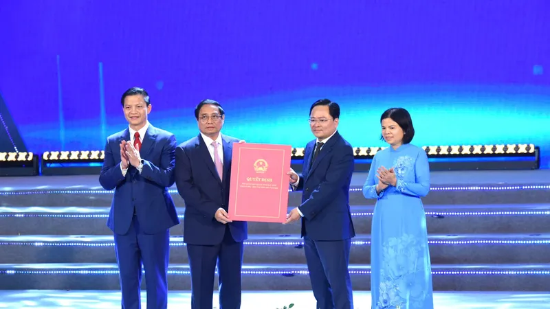 Thủ tướng Phạm Minh Chính trao quyết định phê duyệt Quy hoạch tỉnh Bắc Ninh. Ảnh: VIẾT CHUNG