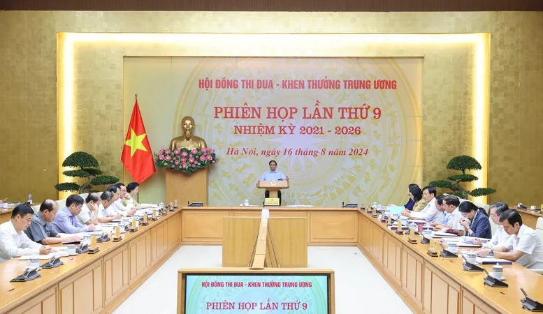 Thủ tướng yêu cầu đẩy mạnh phong trào thi đua lập thành tích chào mừng Đại hội đảng các cấp