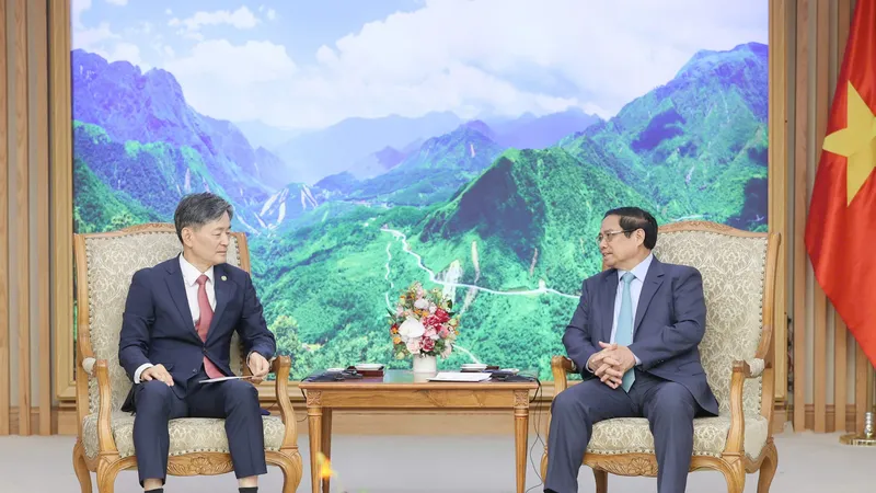 Thủ tướng Phạm Minh Chính tiếp Tư lệnh Cơ quan Cảnh sát quốc gia Hàn Quốc Cho Ji Ho. Ảnh: VIẾT CHUNG