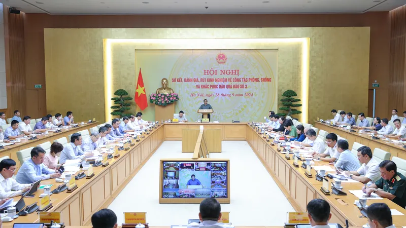 Thủ tướng Phạm Minh Chính chủ trì hội nghị trực tuyến về công tác khắc phục hậu quả bão số 3. Ảnh: VIẾT CHUNG