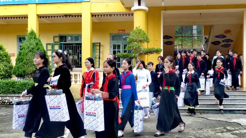 Học sinh Trường Phổ thông dân tộc nội trú THCS-THPT huyện Chiêm Hóa nhận học bổng của Báo SGGP. Ảnh: TRẦN LƯU