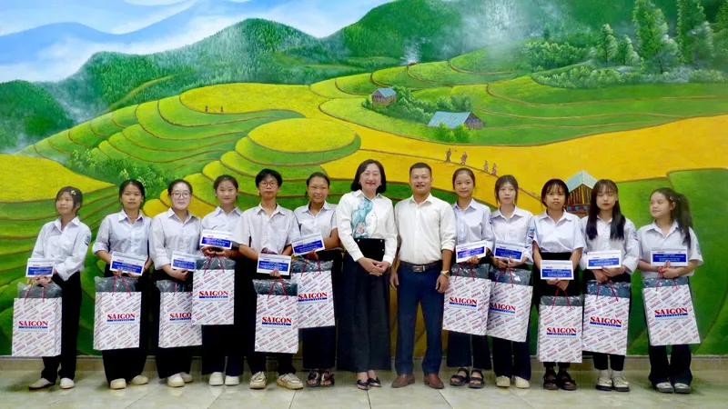 Báo SGGP trao hỗ trợ cho nhà trường, học sinh ở Tuyên Quang