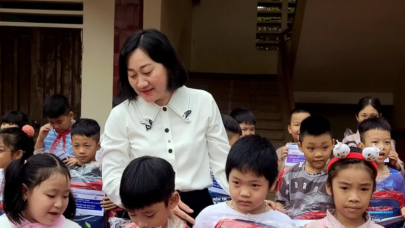Bà Bùi Thị Hồng Sương, Phó Tổng Biên tập Báo SGGP trao hỗ trợ cho Trường tiểu học Phương Xá. Ảnh: PHAN THẢO