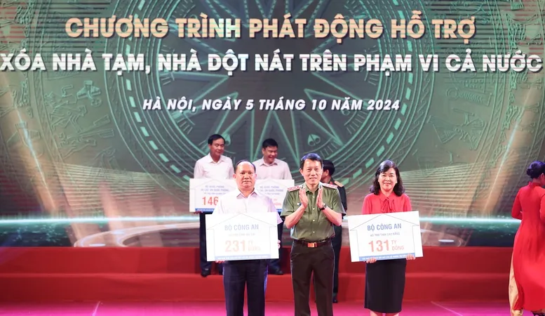 Bộ trưởng Bộ Công an Lương Tam Quang trao kinh phí của Bộ Công an ủng hộ các địa phương xoá nhà tạm, nhà dột nát