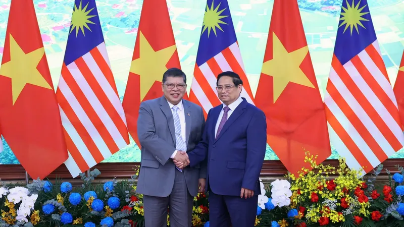 Thủ tướng Phạm Minh Chính hội kiến Chủ tịch Hạ viện Malaysia Tan Sri Dato’ Johari Bin Abdul, chiều 25-10. Ảnh: VIẾT CHUNG