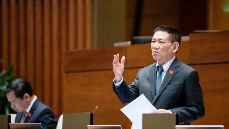 Phó Thủ tướng, Bộ trưởng Bộ Tài chính Hồ Đức Phớc phát biểu giải trình, làm rõ một số vấn đề đại biểu Quốc hội nêu. Ảnh: VIẾT CHUNG