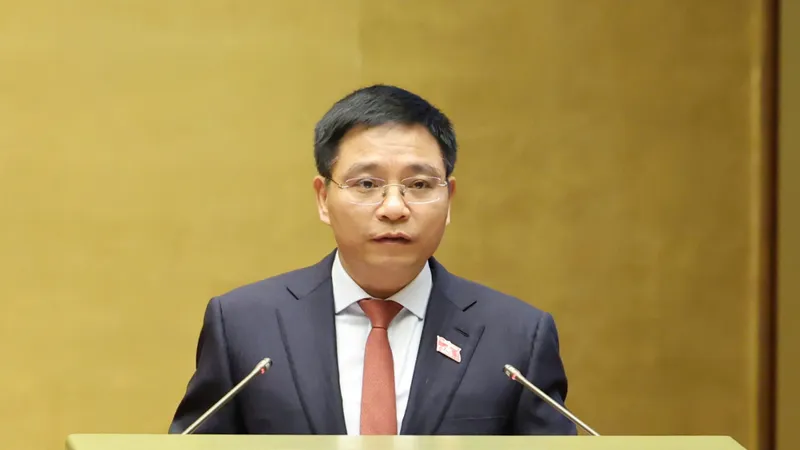 Bộ trưởng Bộ GTVT Nguyễn Văn Thắng trình bày tờ trình về việc điều chỉnh chủ trương đầu tư Dự án Cảng hàng không quốc tế Long Thành. Ảnh: QUANG PHÚC