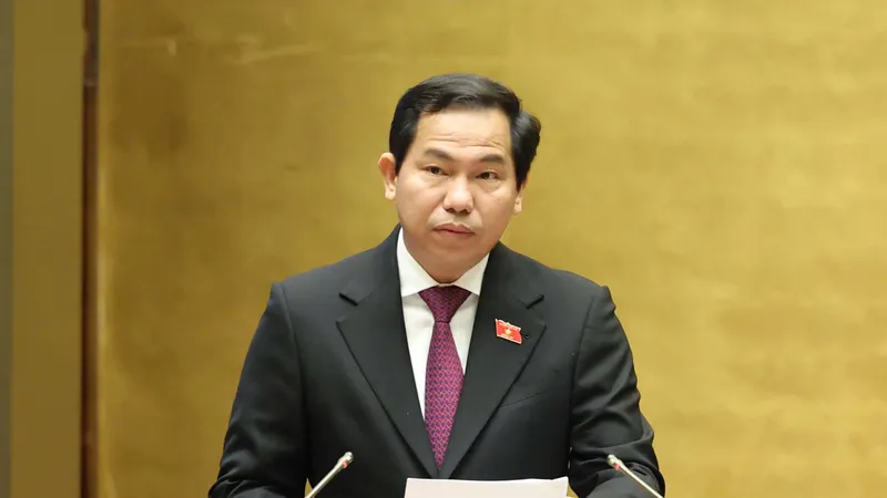 Chủ nhiệm Ủy ban Tài chính, Ngân sách của Quốc hội Lê Quang Mạnh trình bày báo cáo thẩm tra dự án Luật Quản lý và đầu tư vốn nhà nước tại doanh nghiệp. Ảnh: QUANG PHÚC