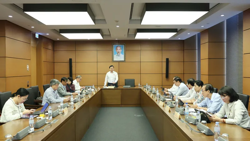 Đoàn đại biểu Quốc hội TPHCM thảo luận tại tổ. Ảnh: QUANG PHÚC