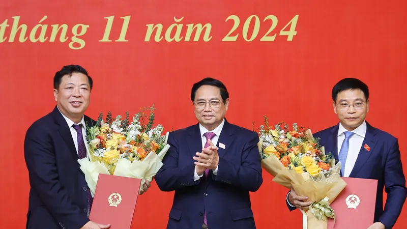 Thủ tướng Phạm Minh Chính trao quyết định bổ nhiệm đồng chí Nguyễn Văn Thắng (bên phải) giữ chức Bộ trưởng Bộ Tài chính và đồng chí Trần Hồng Minh (bên trái) giữ chức Bộ trưởng Bộ GTVT