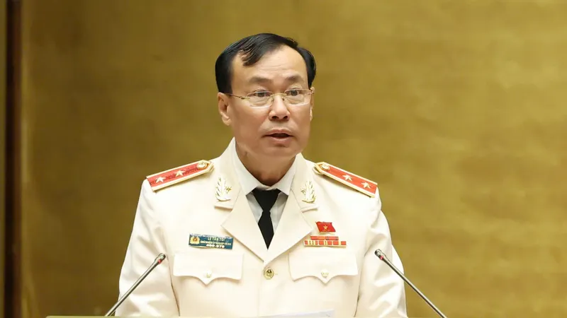 Chủ nhiệm Ủy ban Quốc phòng và An ninh của Quốc hội Lê Tấn Tới trình bày Báo cáo giải trình, tiếp thu, chỉnh lý dự thảo Luật Dữ liệu. Ảnh: QUANG PHÚC