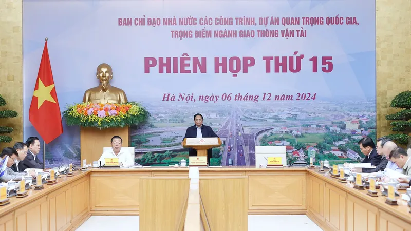 Thủ tướng Phạm Minh Chính chủ trì và phát biểu tại phiên họp thứ 15 Ban chỉ đạo Nhà nước các công trình, dự án quan trọng quốc gia, trọng điểm ngành GTVT chiều 6-12. Ảnh: VIẾT CHUNG