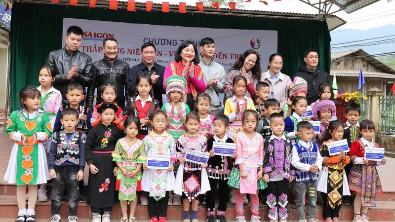 Báo Sài Gòn Giải Phóng đến với học sinh huyện Bảo Lâm, tỉnh Cao Bằng