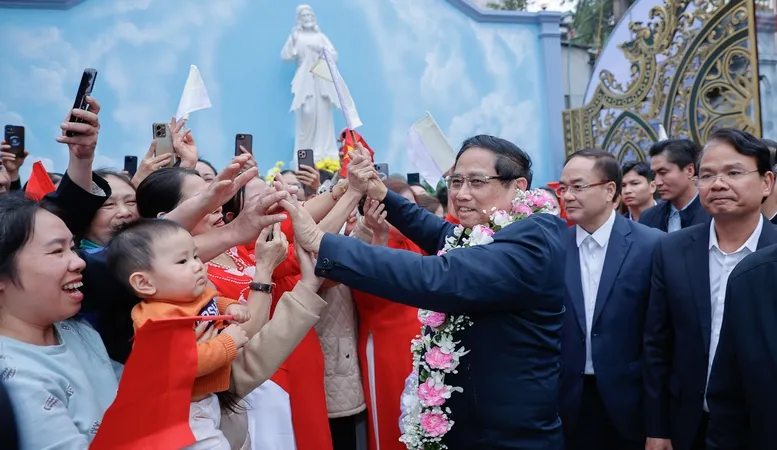 Thủ tướng Phạm Minh Chính thăm, chúc mừng linh mục, chức sắc, chức việc và giáo dân Giáo xứ Lào Cai nhân dịp Giáng sinh