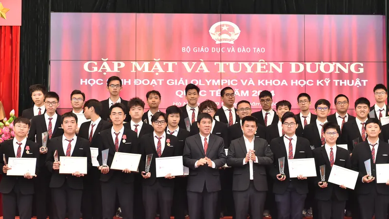Trao thưởng cho học sinh đạt giải Olympic và Khoa học Kỹ thuật quốc tế năm 2024