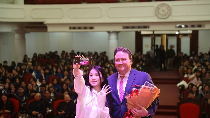 Đại sứ Hoa Kỳ tại Việt Nam Marc Evans Knapper giao lưu với sinh viên Đại học Quốc gia Hà Nội