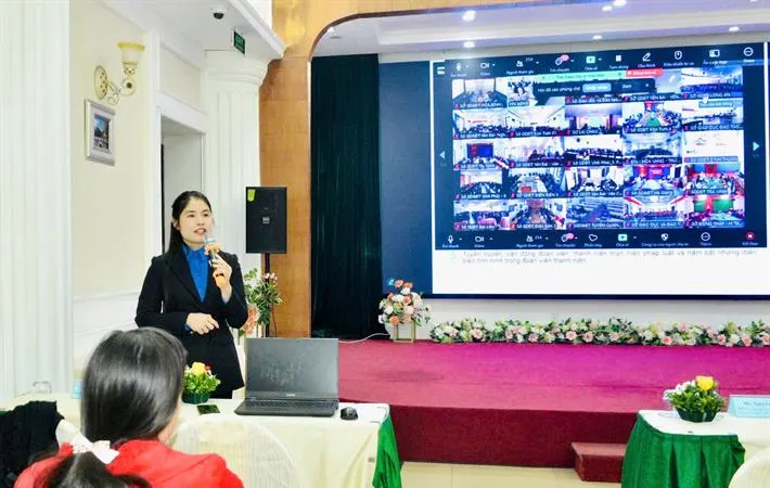 Các đại biểu trao đổi tại hội nghị