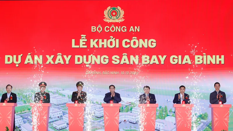 Thủ tướng Phạm Minh Chính và các đại biểu thực hiện nghi thức khởi công dự án xây dựng sân bay Gia Bình ngày 10-12-2024