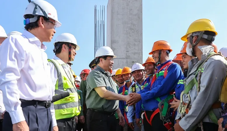 Thủ tướng Chính phủ Phạm Minh Chính động viên người lao động làm việc xuyên tết tại công trình trọng điểm dự án nhà Ga hành khách T3 Tân Sơn Nhất mùng 3 Tết Giáp Thìn