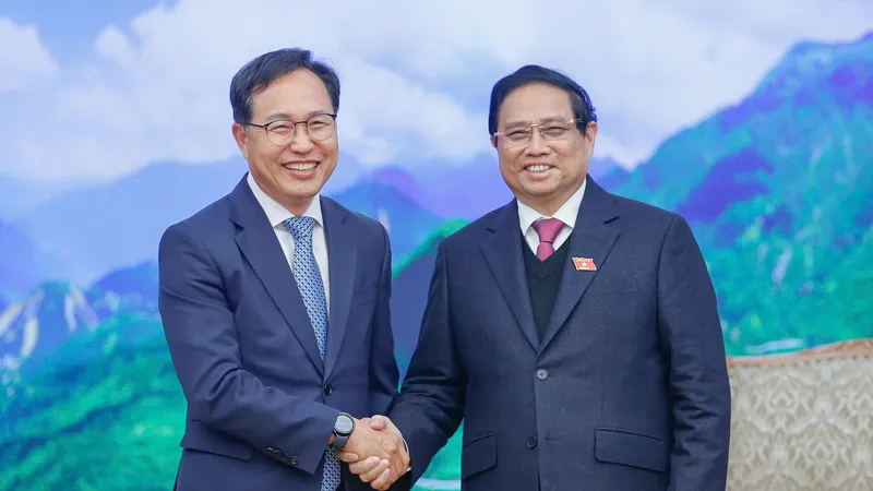 Thủ tướng Phạm Minh Chính và ông Choi Joo Ho, Tổng Giám đốc Samsung Việt Nam. Ảnh: VIẾT CHUNG