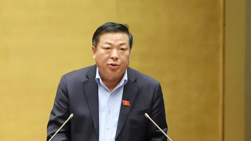Bộ trưởng Bộ GT-VT Trần Hồng Minh trình bày các tờ trình, chiều 13-2. Ảnh: QUANG PHÚC