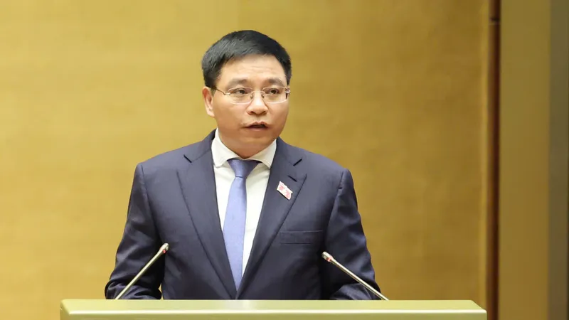 Bộ trưởng Bộ Tài chính Nguyễn Văn Thắng trình bày tờ trình về phương án đầu tư bổ sung vốn điều lệ giai đoạn 2024 – 2026 của Công ty mẹ - Tổng công ty Đầu tư phát triển đường cao tốc Việt Nam (VEC), chiều 17-2