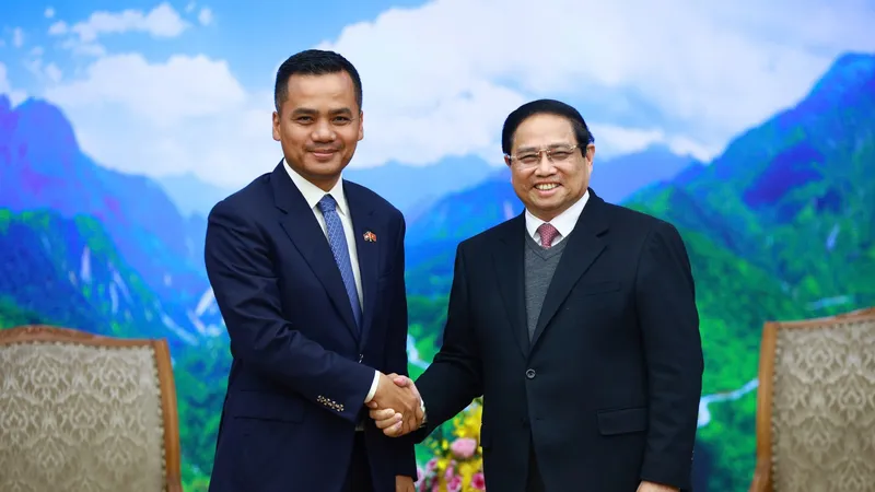 Thủ tướng Phạm Minh Chính và Phó Thủ tướng, Bộ trưởng Bộ Nội vụ Campuchia Sar Sokha. Ảnh: VIẾT CHUNG