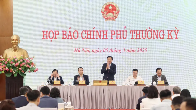 Bộ trưởng, Chủ nhiệm Văn phòng Chính phủ Trần Văn Sơn chủ trì và phát biểu tại Họp báo Chính phủ thường kỳ tháng 2-2025. Ảnh: QUANG PHÚC