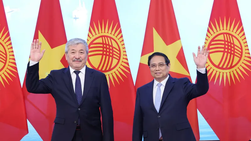 Thủ tướng Phạm Minh Chính và Thủ tướng Kyrgyzstan Adylbek Kasimaliev chụp ảnh chung trước khi tiến hành hội đàm, sáng 6-3. Ảnh: QUANG PHÚC