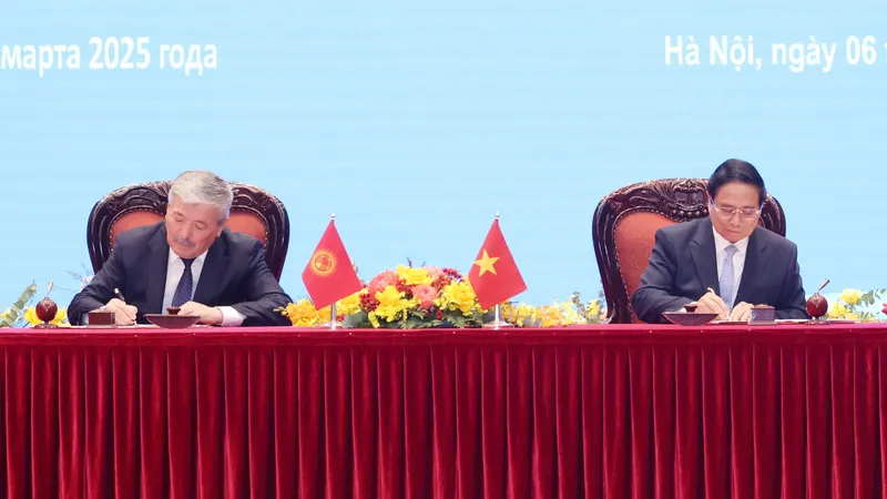 Thủ tướng Phạm Minh Chính và Thủ tướng Kyrgyzstan Adylbek Kasimaliev ký Tuyên bố chung về kết quả chuyến thăm, sáng 6-3. Ảnh: QUANG PHÚC