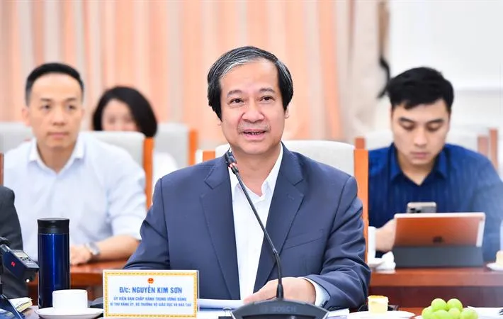 Bộ trưởng Bộ GD-ĐT Nguyễn Kim Sơn trao đổi tại buổi làm việc