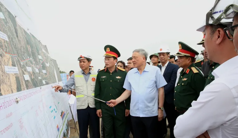 Phó Thủ tướng Thường trực Nguyễn Hòa Bình kiểm tra dự án cao tốc Hòa Liên-Túy Loan ngày 13-3-2025