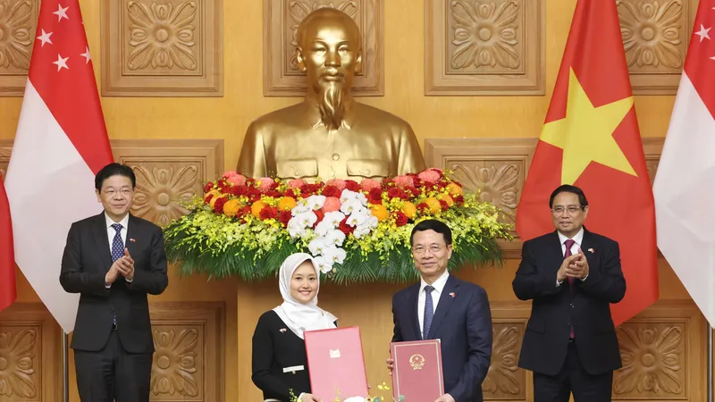 Thủ tướng Phạm Minh Chính và Thủ tướng Lawrence Wong chứng kiến lễ trao biên bản thỏa thuận giữa hai nước, sáng 26-3. Ảnh: QUANG PHÚC