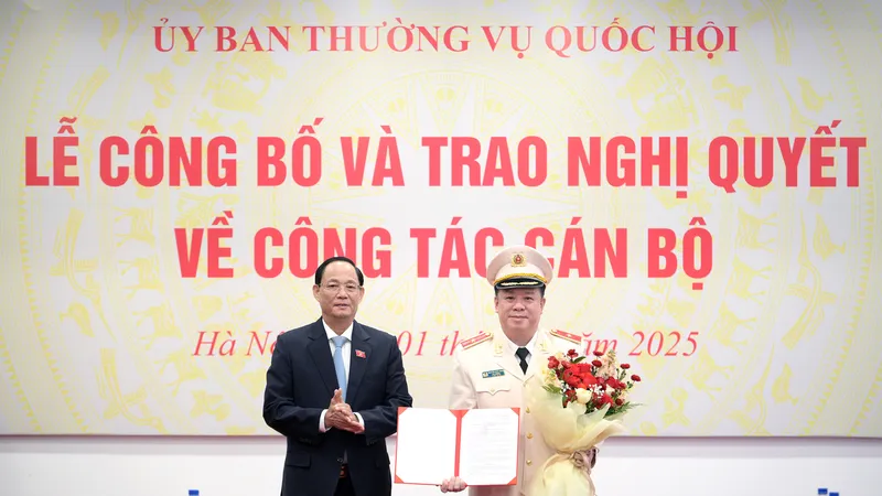 Phó Chủ tịch Quốc hội, Thượng tướng Trần Quang Phương trao Nghị quyết và tặng hoa chúc mừng Phó Chủ nhiệm Ủy ban Quốc phòng, An ninh và Đối ngoại Nguyễn Quốc Hùng