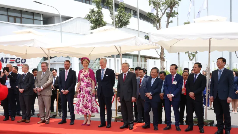 Phó Thủ tướng Thường trực Nguyễn Hòa Bình và Nhà vua Bỉ Philippe cùng Hoàng hậu Mathilde dự lễ khánh thành Tổ hợp Văn phòng dịch vụ hiện đại