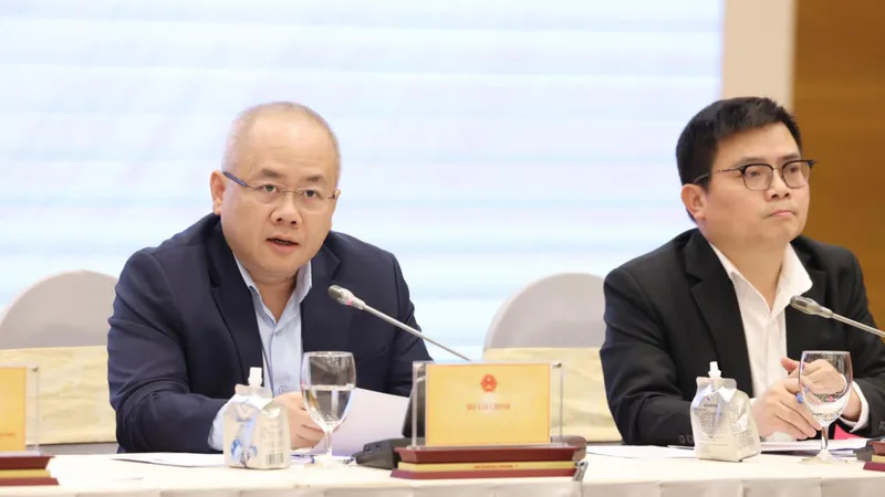 Thứ trưởng Bộ Tài chính Đỗ Thành Trung thông tin về việc triển khai thí điểm sàn giao dịch tiền số. Ảnh: QUANG PHÚC